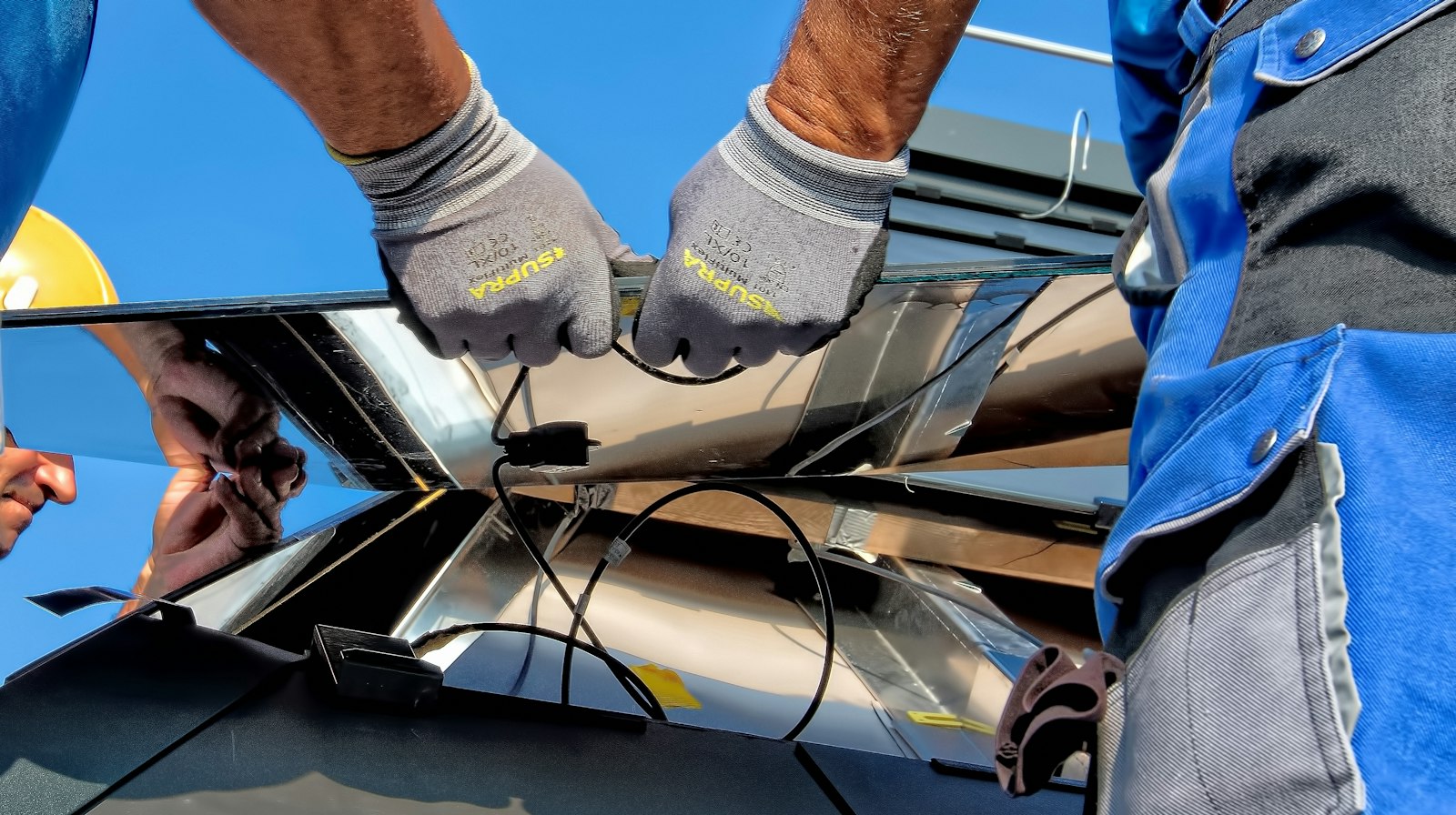 Tecnico al lavoro su un pannello fotovoltaico